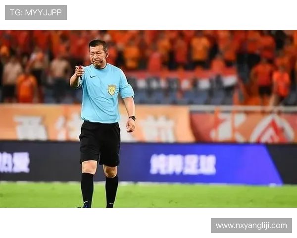 足球球星质疑裁判判罚引发舆论热议与球迷激烈讨论